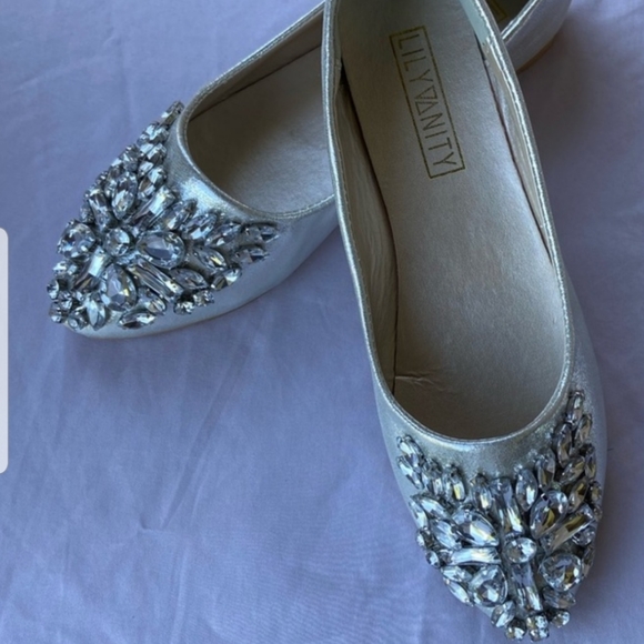 Lily Vanity Silver Metallic Slip on Flats size 39 NWOT - Picture 2 of 4